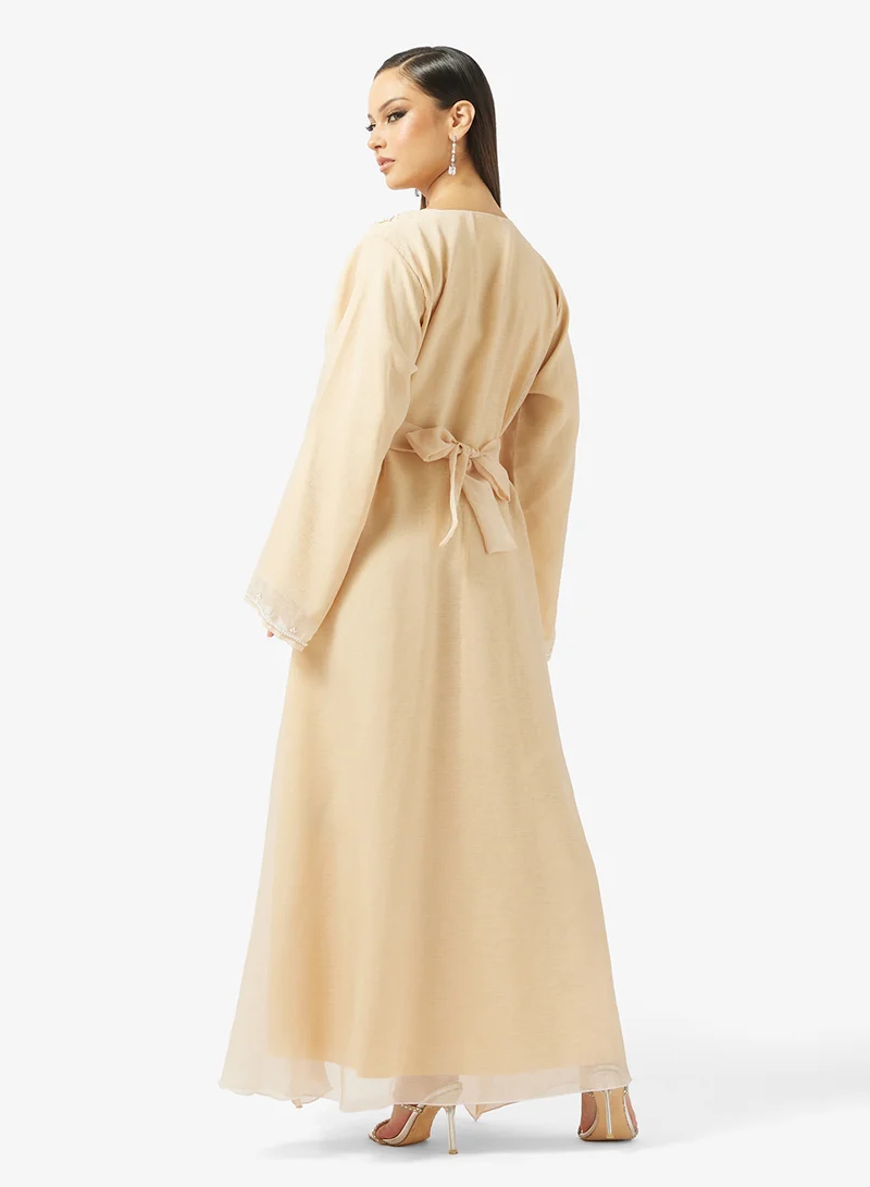 هيا كلوزيت جلابية مطرزة بالزهور في الأمام مع حزام